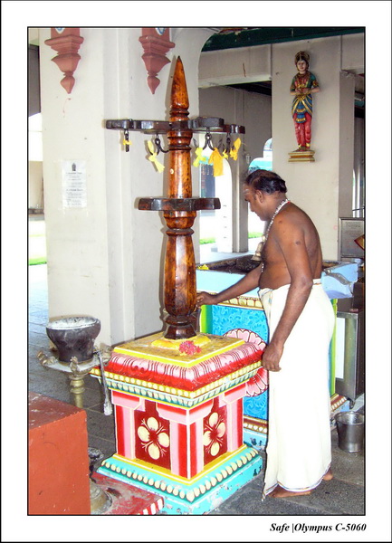 2005 - 06 - Temple Sri Mariamman 07.JPG